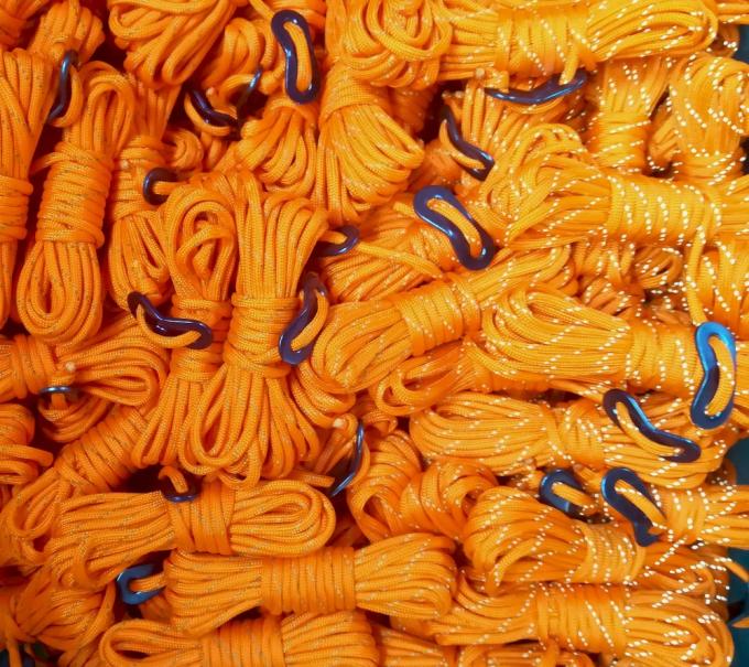 La corde réfléchie en nylon 550lbs Guyline de tente rougeoient dans Le T&T foncé 0